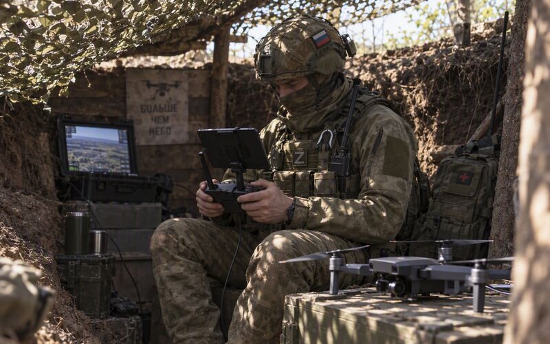 Иллюстрация: оператор в окопе под маскировочной сетью управляет квадрокоптером с пульта